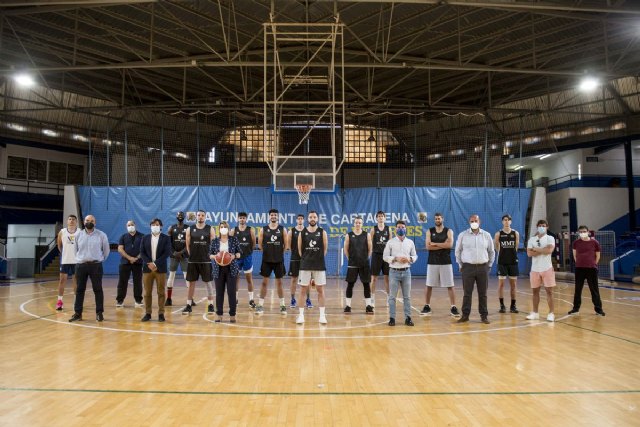 La vicealcaldesa acude al entrenamiento del 'Cebé' para alentar a la plantilla antes de la fase de ascenso a LEB Plata