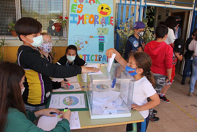 El alumnado de los centros educativos elige equipamiento para los patios y dispositivos digitales en los Presupuestos Participativos