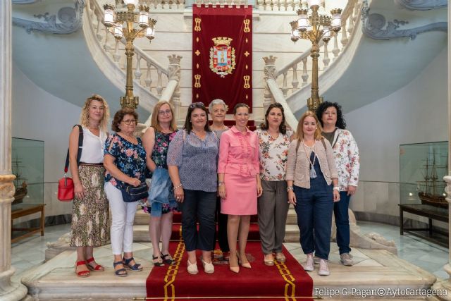 Mujeres de la Asociación Crear-T de Santa Ana visitan el Palacio Consistorial