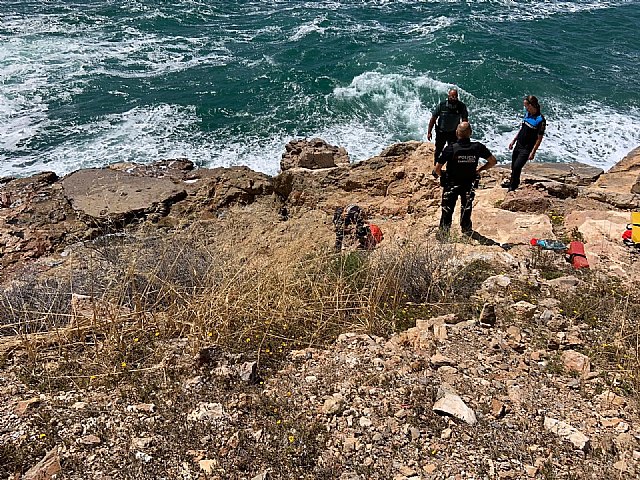 Rescatan a un menor que no podía salir del agua en una zona de rocas de Cartagena