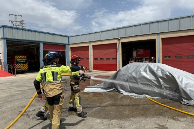 Bomberos de Cartagena se preparan para extinguir incendios en vehículos eléctricos e híbridos