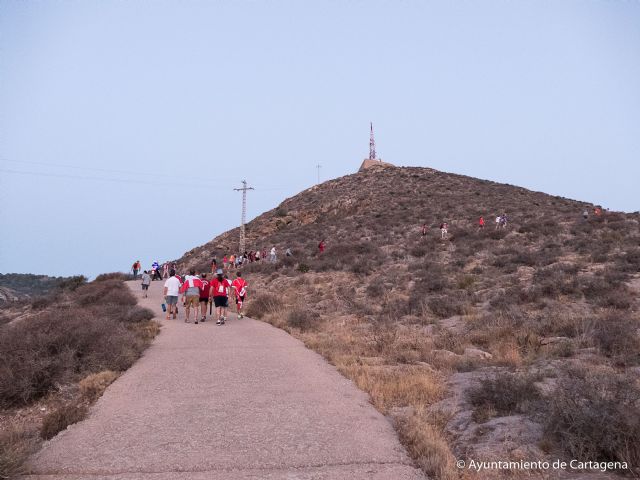 La bandera roja de la Sublevación Cantonal de Cartagena ondea en el Castillo de La Atalaya