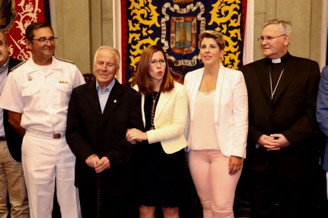 La consejera Noelia Arroyo asiste al acto de entrega de la Medalla de Oro de Cartagena al 'cura obrero' de Vista Alegre