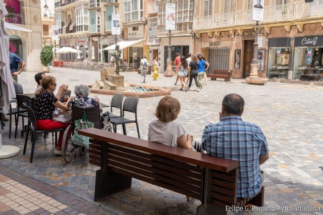El Ayuntamiento de Cartagena reparte agua e informa sobre consejos para combatir el calor