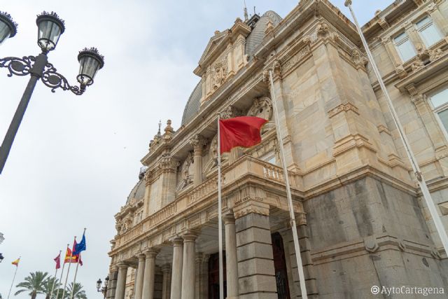 El Palacio Consistorial enarbola la bandera cantonal en el 150 aniversario del Levantamiento