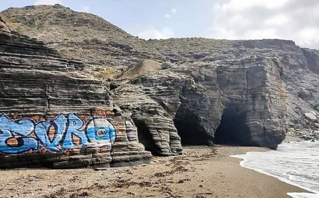 El Ayuntamiento denunciará ante la Fiscalía la pintada en las rocas del Parque Regional de Calblanque