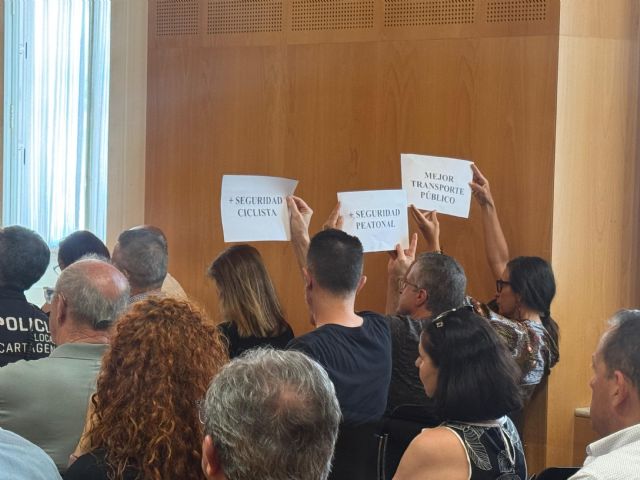 Colectivos de movilidad critican la falta de planificación y ejecución real de los planes municipales en Cartagena