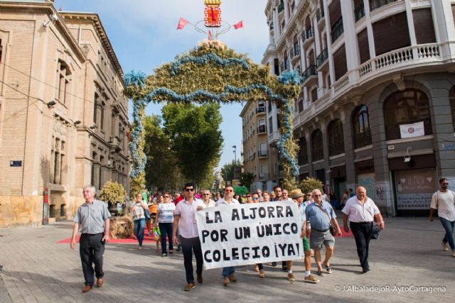 El presidente regional no recibe a los padres y al Gobierno municipal, quienes han reclamado a la CARM el necesario colegio de La Aljorra