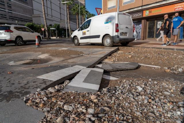 Cortado al tráfico el cruce de Jorge Juan con Ramón y Cajal por la rotura de una tubería de abastecimiento de agua