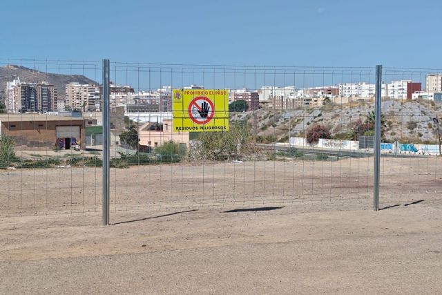 El Ayuntamiento instala el tercer vallado en el solar de Los Mateos que se descontaminará para construir viviendas