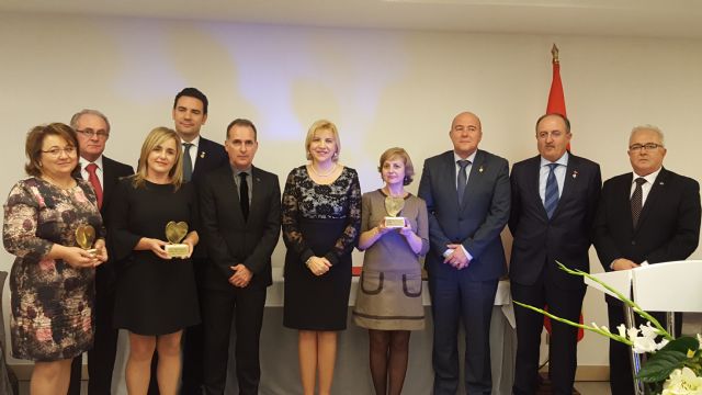 Cartagena por la Caridad nombra a la consejera de Familia presidenta de honor de la asociación en su cena benéfica anual