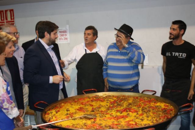 Fernando López Miras asiste a la IX paella solidaria organizada por Manos Unidas en Cartagena