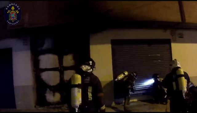 Unos sillones origen del fuego en un bajo de La Media Sala