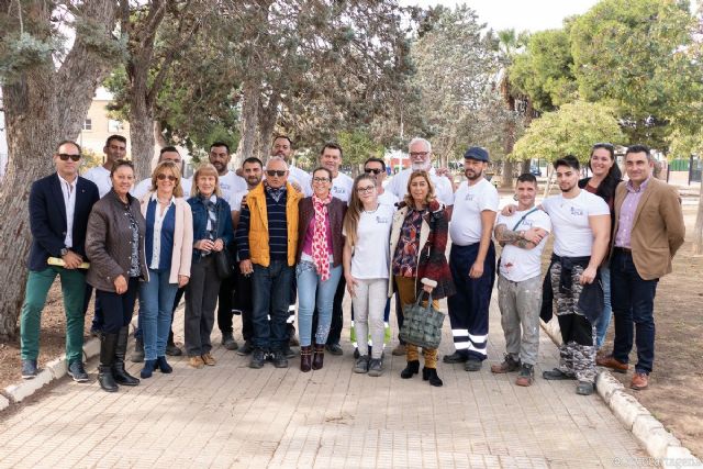 Los alumnos del programa ´Barrios´ de la ADLE realizan trabajos de mantenimiento en la barriada Virgen de la Caridad
