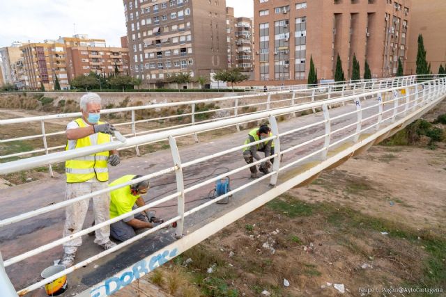 Infraestructuras renueva la pasarela peatonal de la Rambla de Benipila