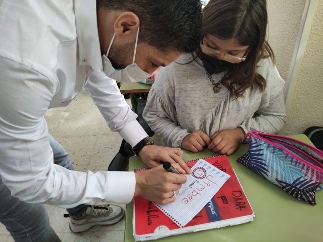 El CEIP Beethoven recibe la visita de los futbolistas de Jimbee Cartagena
