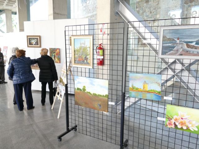 Una exposicion de pintura muestra las pinceladas de la madurez a traves del Baul de la Experiencia