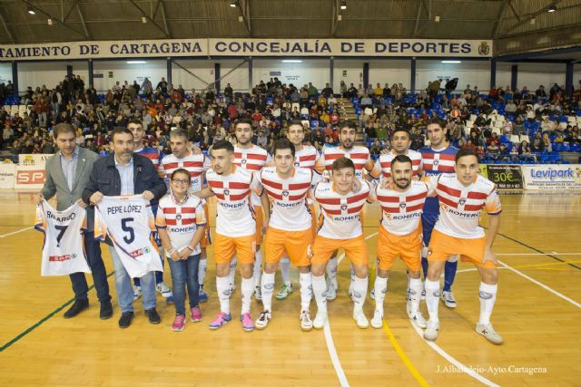 El Futsal Cartagena obsequia al alcalde con una camiseta personalizada del equipo