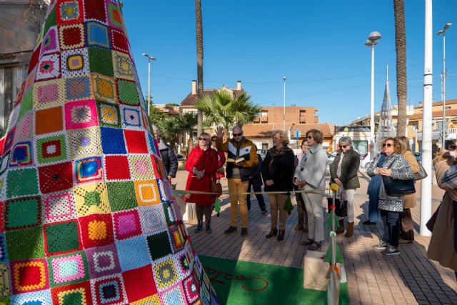 Las mujeres de Los Urrutias dan la bienvenida a la Navidad con un gran árbol de croché