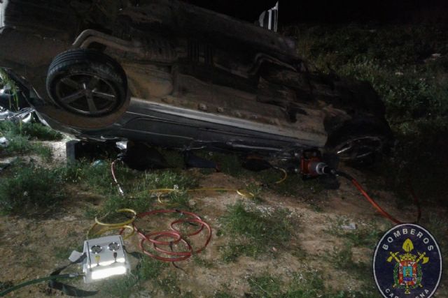 Bomberos de Cartagena extraen el cuerpo del hombre fallecido en un accidente de tráfico en los Puertos de Santa Bárbara