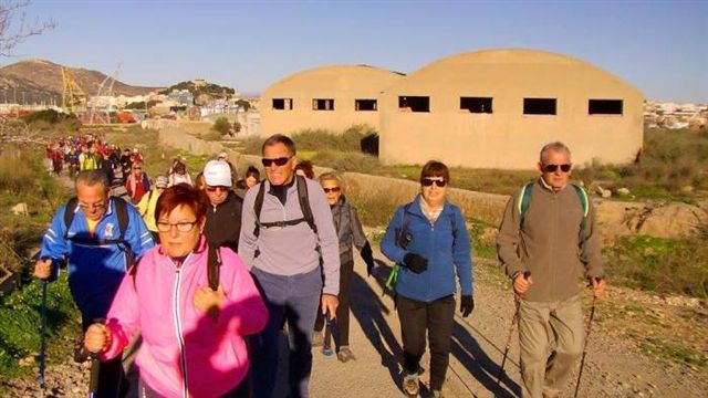 El programa de Senderismo Sociocultural llevo a un centenar de mayores a San Julian y El Calvario