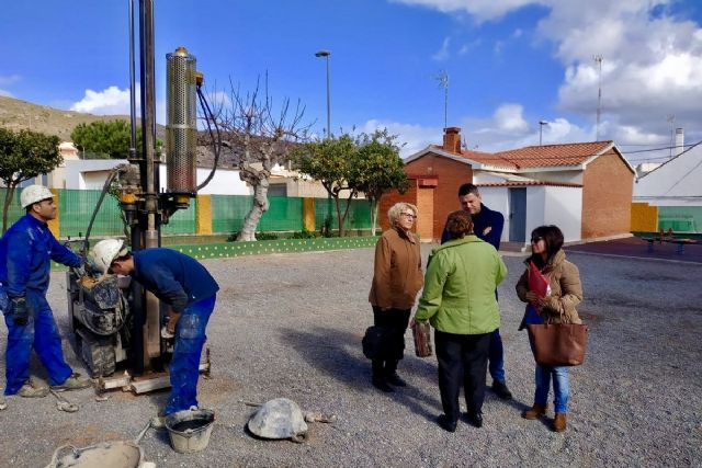 La concejala de Educación supervisa la toma de muestras para el estudio de caracterización de suelos del CEIP San Ginés de la Jara