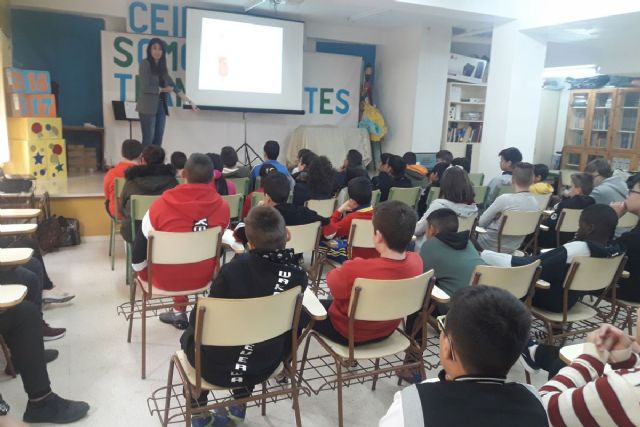 Charla sobre deporte y nutrición con alumnos de primaria del colegio Mastia