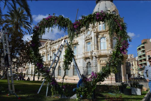 Jardines decora un corazón en Héroes Cavite con motivo de San Valentín