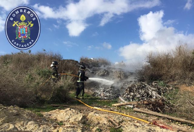 Extinguido un incendio de matorral bajo en la zona de Los Mateos