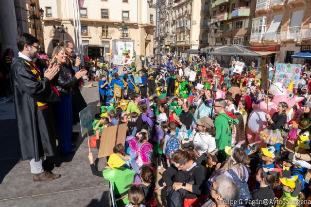 Los escolares de Cartagena llenan la ciudad de alegría con su desfile de carnaval