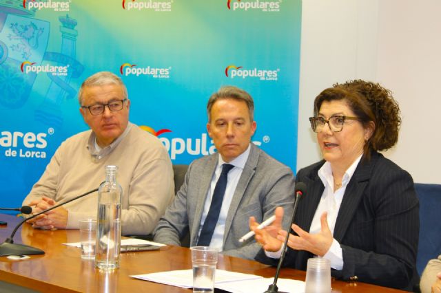 El PP presenta a los comerciantes de Lorca el Plan de Autónomos de Feijóo, 'que les rescatará del maltrato de Sánchez con menos impuestos y trabas y más protección social'