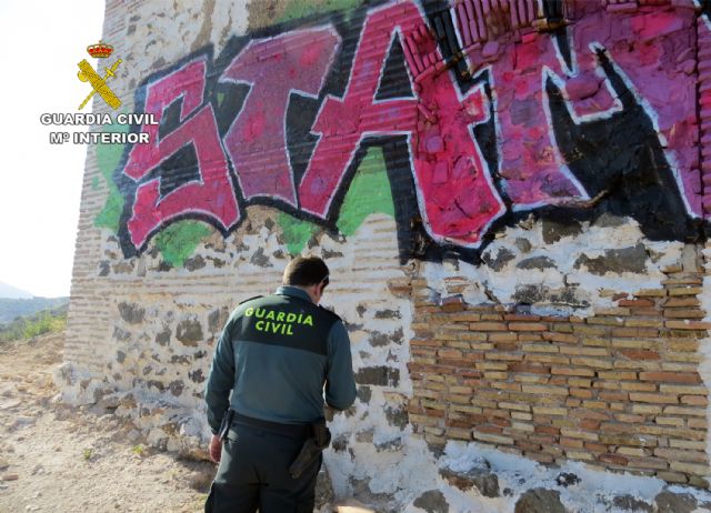 La Guardia Civil investiga al presunto autor de unos grafitis en un BIC de Cartagena