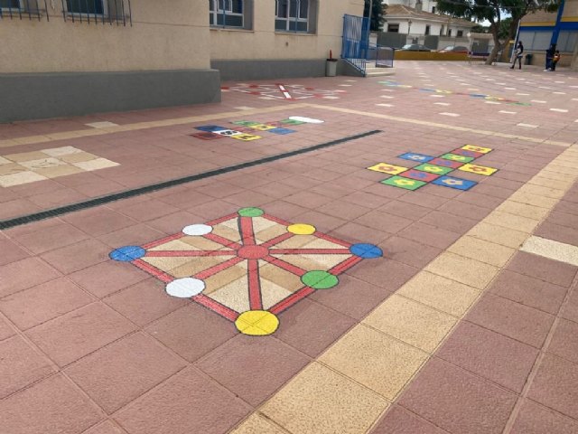Los colegios de Cartagena estrenan patios interactivos con juegos tradicionales