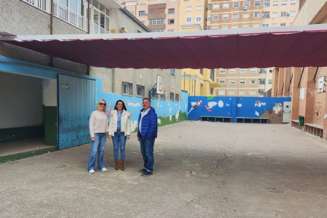 Los colegios comienzan a instalar los elementos de sombra del programa municipal de Eficiencia Climática