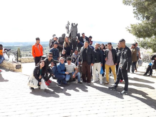 Cincuenta personas en riesgo de exclusion social van de excursion a las  Fuentes del Marques
