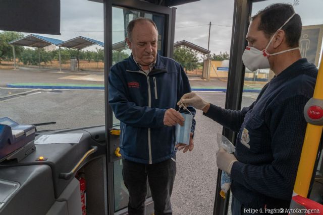 Personal municipal colabora en el reparto de mascarillas enviadas por el Gobierno central