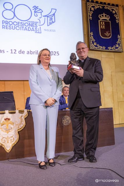 El Cabildo de las Monas reúne a la Cofradía del Resucitado en un emotivo Sábado de Pasión