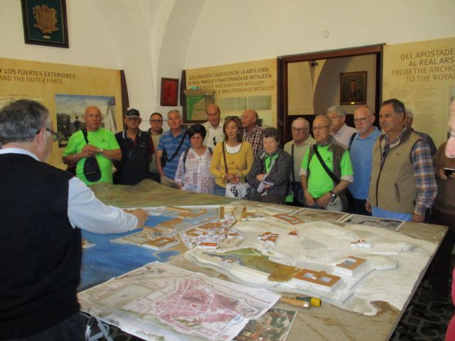 El grupo de senderismo de mayores de Servicios Sociales visita las Fuentes del Marqués y dos museos de Cartagena