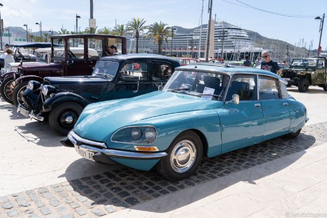 La explanada del puerto acoge más de un centenar de vehículos clásicos