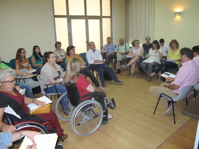 Servicios Sociales analiza la accesibilidad del transporte en los autobuses urbanos de Cartagena