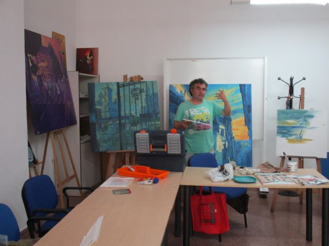 Javier Lorente impartió una masterclass de pintura para los mayores de Servicios Sociales