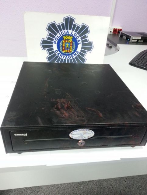 Detenidos dos individuos cuando se llevaban la caja registradora de un bar