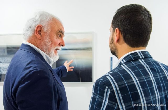 José Carlos Ñíguez ofrece una visita guiada a la exposición ´Cuando la luz se apague´