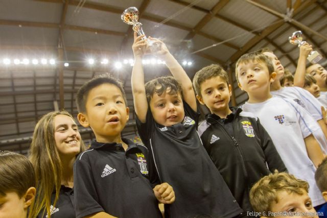 Trofeos para todos los equipos que han disputado la Liga Comarcal de Fútbol Base