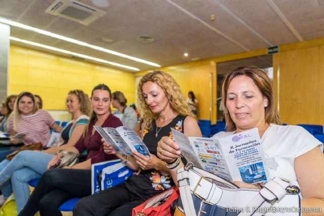 Profesionales socio-sanitarios, cuidadores y familiares reciben formación en las X Jornada sobre el Alzheimer
