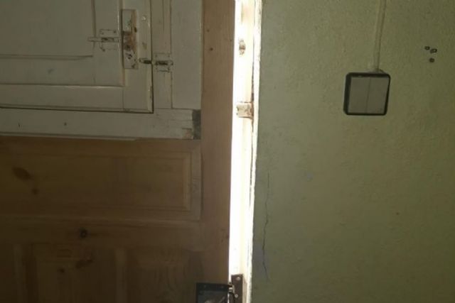 La Policía Local de Cartagena identifica a una mujer que rompió la puerta de una vivienda para acceder a su interior