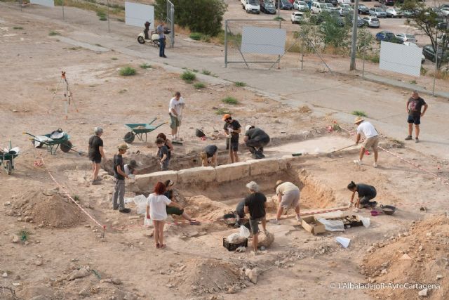 Los alumnos del campus arqueologico del Monte Sacro trabajan en la excavacion de una posible domus romana