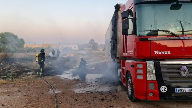 Bomberos consiguen controlar un incendio en un solar de Miranda