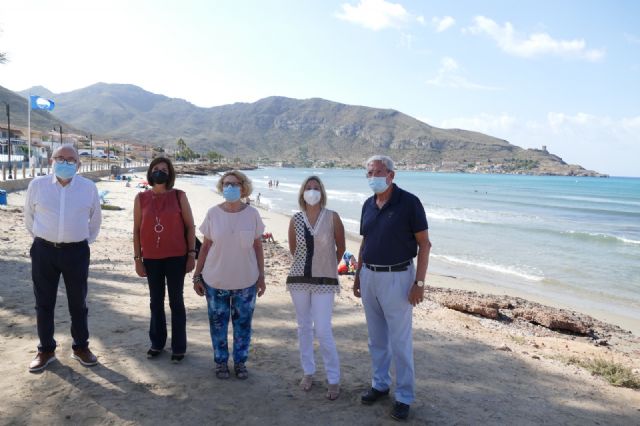La playa de La Chapineta en Cartagena se adhiere desde hoy al programa ´Playas sin humo´ de la Consejería de Salud