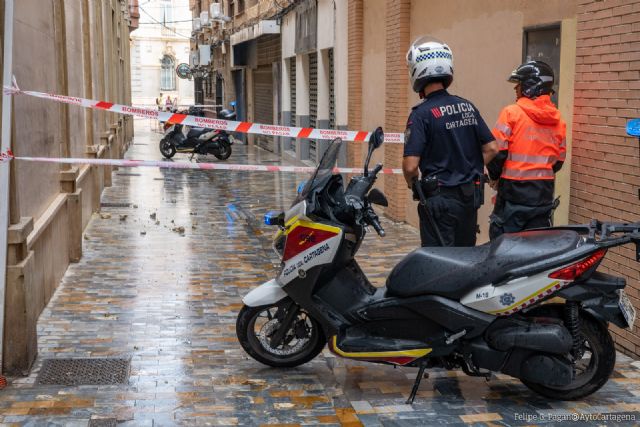 Bomberos retiran cascotes caídos de un edificio en la calle Bodegones